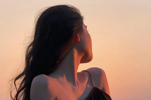 49岁香港歌手曾卷入各种绯闻后惨遭雪藏只认爱过张栢芝！